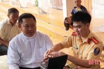 Linh mục vượt đường xa về Hà Tĩnh làm căn cước công dân