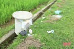 Vỏ thuốc bảo vệ thực vật rải khắp các đồng lúa ở Hà Tĩnh