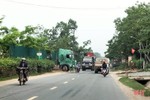Hương Khê: Bãi vật liệu xây dựng trái phép bên quốc lộ gây mất an toàn giao thông
