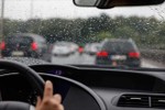 Kinh nghiệm tránh nguy hiểm khi lái xe dưới trời mưa gió