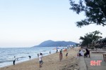 Ngày 30/4, lượng khách về bãi biển đẹp nhất Hà Tĩnh chỉ bằng 1/10 trước đây