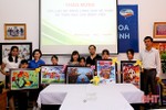 Trao tặng 12 bức tranh cho Khoa Nhi, BVĐK thành phố Hà Tĩnh