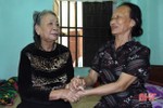 Cảm động người phụ nữ ở Hà Tĩnh đón thông gia bệnh tật về nhà chăm sóc