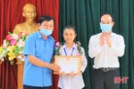 Chủ tịch UBND tỉnh Hà Tĩnh tặng bằng khen nữ sinh trả lại hơn 450 triệu đồng cho người đánh rơi