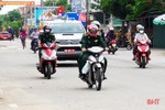 Chiến sỹ biên phòng Hà Tĩnh tuyên truyền lưu động phòng chống Covid-19