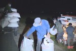 Nông dân Hà Tĩnh đội đèn gặt lúa