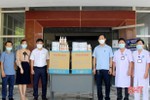 Trao tặng trang thiết bị y tế trị giá 130 triệu đồng cho lực lượng tuyến đầu chống dịch ở Thạch Hà