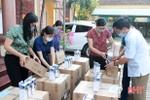 Can Lộc trao thiết bị phòng dịch Covid-19 cho các tổ bầu cử