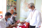 Giám quản Tông tòa Giáo phận Hà Tĩnh cùng bà con giáo dân đi bầu cử