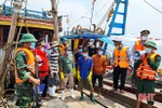 Bắt giữ 2 cặp tàu giã cào ngoại tỉnh khai thác hải sản sai vùng biển quy định ở Hà Tĩnh