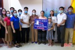 Trao tặng sổ tiết kiệm cho 2 cháu mồ côi mẹ ở TP Hà Tĩnh