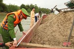 Hà Tĩnh: Khai thác cát trái phép ở sông Lam, 2 chủ sà lan bị phạt hơn 100 triệu đồng