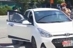 Chiến sỹ CSGT Can Lộc lái ôtô chở thí sinh về nhà lấy thẻ dự thi