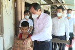 Bí thư Tỉnh ủy tặng quà các trẻ em có hoàn cảnh khó khăn ở TP Hà Tĩnh và Lộc Hà