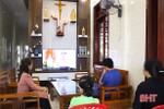 Bà con giáo dân “tâm dịch” Hà Tĩnh dự lễ trực tuyến, chung tay cùng cộng đồng chống dịch