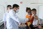 Phó Chủ tịch UBND tỉnh Lê Ngọc Châu tặng quà cho bệnh nhi tại BVĐK Hà Tĩnh