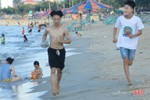 Nhiều người dân Hà Tĩnh đổ về bãi biển tránh nóng, “phớt lờ” khuyến cáo phòng dịch Covid-19