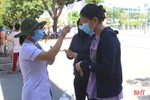 Hơn 15.600 thí sinh Hà Tĩnh làm thủ tục, nghe hướng dẫn các biện pháp phòng dịch Covid-19