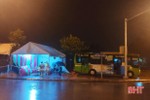 Hà Tĩnh: Dùng xe buýt làm điểm trú trực chốt trước mưa lớn kéo dài