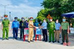 Giáo xứ chính tòa Văn Hạnh gửi nhiều phần quà đến lực lượng trực chốt tại TP Hà Tĩnh