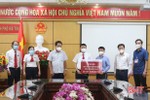 Agribank Hà Tĩnh tặng 50 triệu đồng cho Trung tâm Y tế TP Hà Tĩnh