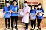 Tuổi trẻ Hương Sơn làm 400 kính chắn giọt bắn tặng lực lượng phòng, chống dịch