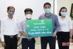 Vietcombank Hà Tĩnh trao tặng 800 triệu đồng cho tuyến đầu chống dịch