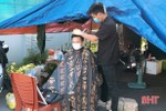 Mở “salon tóc di động” ở TP Hà Tĩnh giúp cán bộ, chiến sỹ làm nhiệm vụ phòng dịch