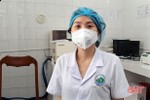 Nữ nhân viên xét nghiệm ở Hà Tĩnh nén đau vết thương suốt 5 giờ để đảm bảo việc lấy mẫu