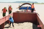 Công an xã ở Hà Tĩnh bắt giữ 1 xà lan khai thác cát trái phép trên sông Lam