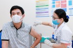 Bệnh viện TTH Hà Tĩnh tiêm vắc-xin phòng Covid-19 cho cán bộ, nhân viên Sở GD&ĐT