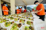 Nhóm bạn trẻ nấu hơn 5.000 suất cơm hỗ trợ các điểm cách ly ở Lộc Hà