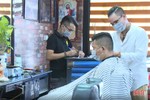 Tiệm cắt tóc, quán nail ở Hà Tĩnh “hút khách” ngày đầu mở cửa trở lại