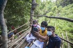 Trẻ em Sri Lanka leo núi, trèo cây “bắt sóng” wifi học trực tuyến