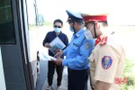 Kiểm tra chi tiết từng xe khách để kiểm soát tốt người từ vùng dịch về Hà Tĩnh