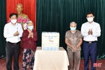 Phó Chủ tịch UBND tỉnh tặng quà Trung tâm Điều dưỡng Người có công và Bảo trợ xã hội Hà Tĩnh