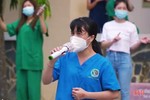 Nữ điều dưỡng người Hà Tĩnh hát động viên F0 trong bệnh viện dã chiến ở TP Hồ Chí Minh