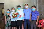 Lãnh đạo huyện Thạch Hà tặng hoa chúc mừng thủ khoa khối A của Hà Tĩnh