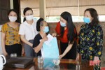 Cán bộ, hội viên phụ nữ Hà Tĩnh trao gần 1.700 suất quà cho các gia đình chính sách