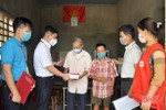 Agribank chi nhánh Hà Tĩnh II tặng quà cho nạn nhân chất độc da cam