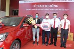 Agribank Chi nhánh tỉnh Hà Tĩnh trao ô tô cho khách hàng trúng thưởng