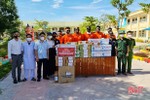 CLB Bóng đá Hồng Lĩnh Hà Tĩnh tặng quà cho các khu cách ly ở Hương Sơn