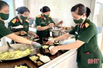 Phụ nữ Ban CHQS huyện Thạch Hà trao tặng “bữa cơm mùa dịch”