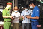 Phát tờ rơi, khẩu trang phòng dịch cho người dân và tiểu thương ở Cẩm Xuyên