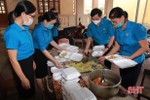 Cán bộ, giáo viên Nghi Xuân hỗ trợ 320 suất ăn cho các khu cách ly