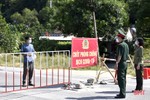 Các lực lượng “đội nắng” bám chốt phòng dịch COVID-19 ở TX Hồng Lĩnh
