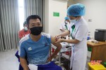 Tài xế ở Hà Tĩnh phấn khởi khi được tiêm vacxin phòng COVID-19