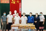 Trưởng ban Tổ chức Tỉnh uỷ trao vật tư y tế phục vụ phòng, chống dịch ở Nghi Xuân
