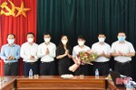 Sở GD&ĐT Hà Tĩnh tặng hoa, chúc mừng năm học mới Trường THCS Hương Lâm