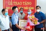 Trao Huy hiệu cho đảng viên 75 năm tuổi Đảng ở Can Lộc